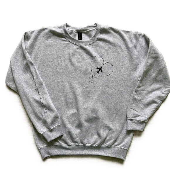 Gildan Tops - GILDAN | NWOT Gray Airplane Travel Sweatshirt Sz M